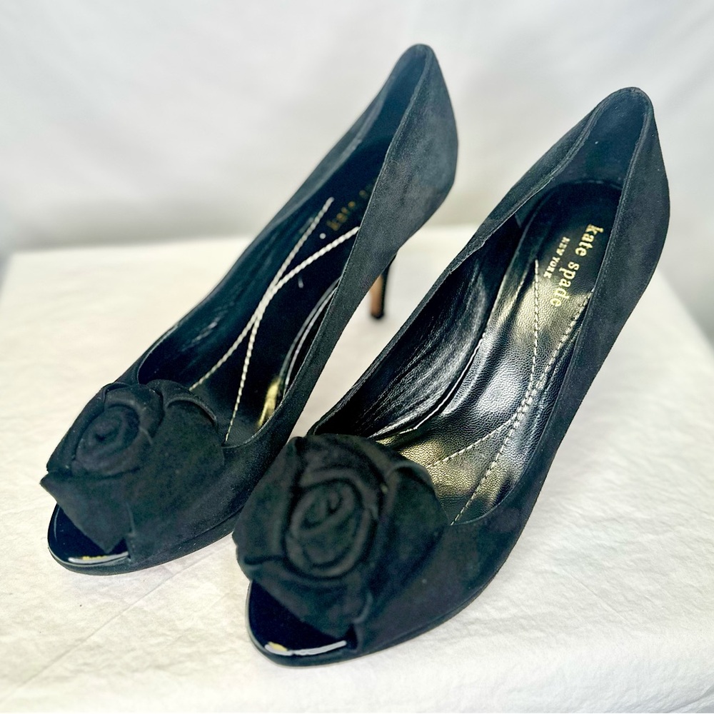 KATE SPADE Women’s Black Suede Rosette Peep-toe Pump Platform Heels; Size 8.5